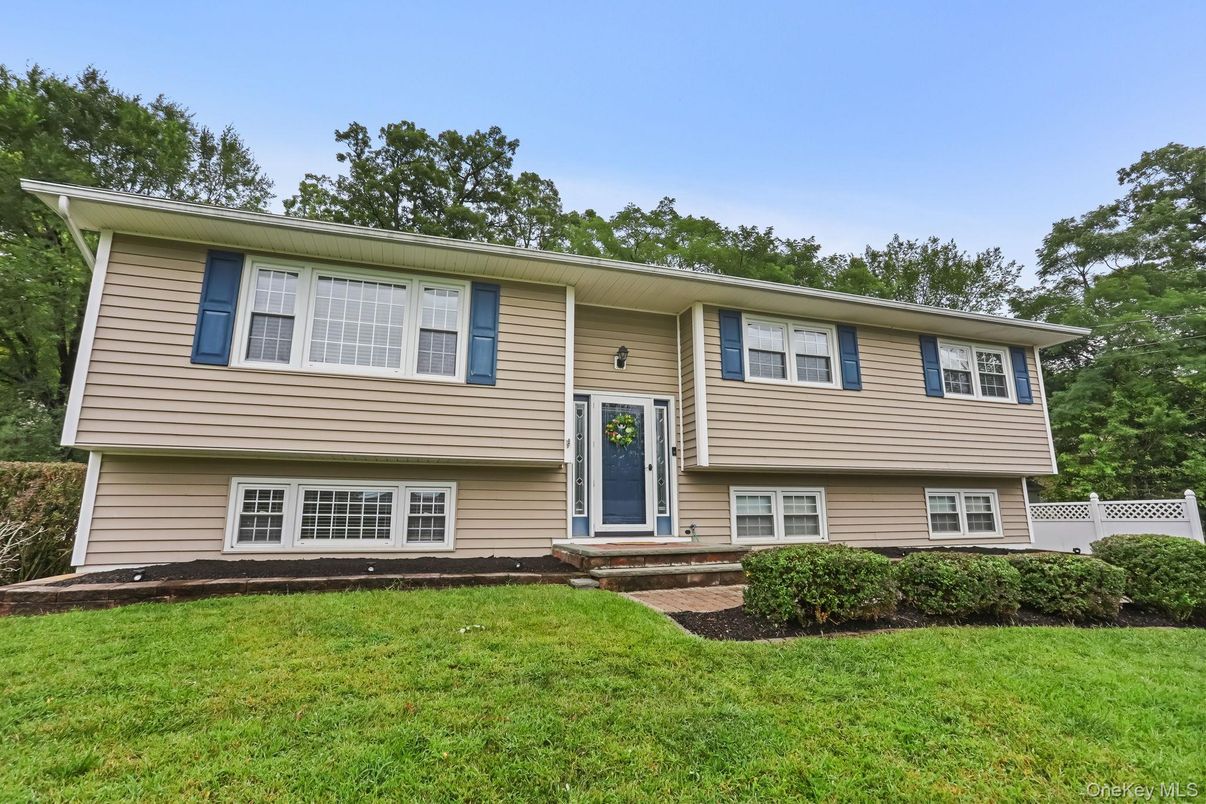 Exterior, Facade, Raised Ranch