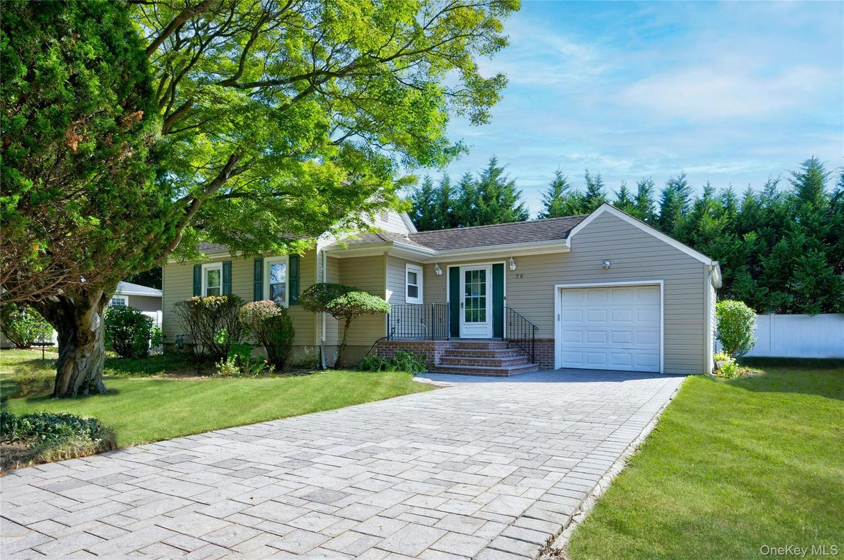 Attached, Exterior, Facade, Ranch