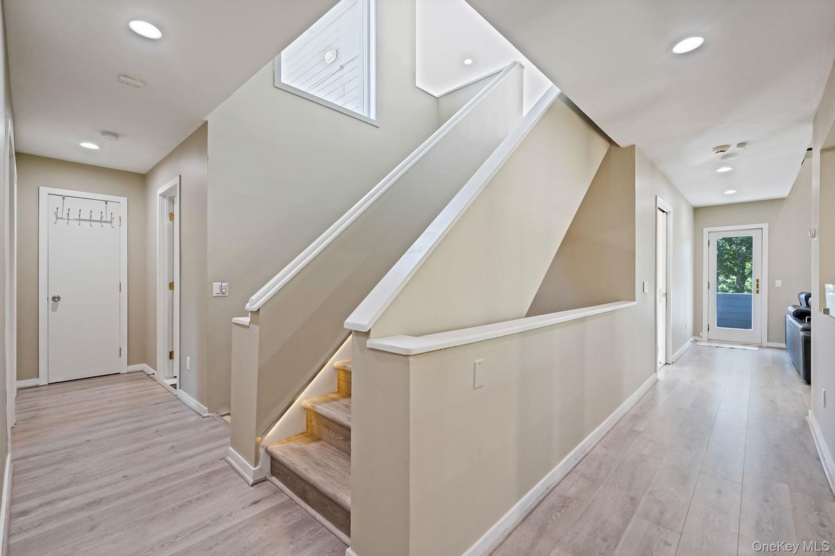 Interior, Recessed Lighting, Wood Texture Flooring