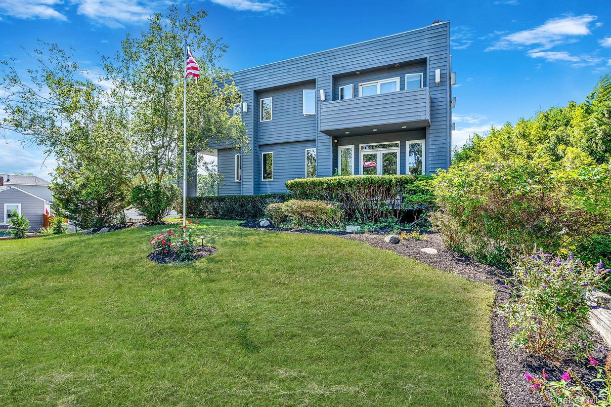 Backyard, Exterior, Facade, Raised Ranch