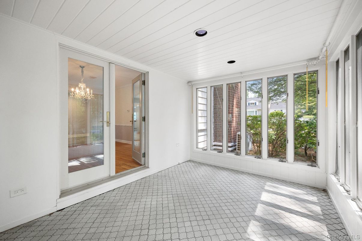 Chandelier, Empty room, Interior, Recessed Lighting