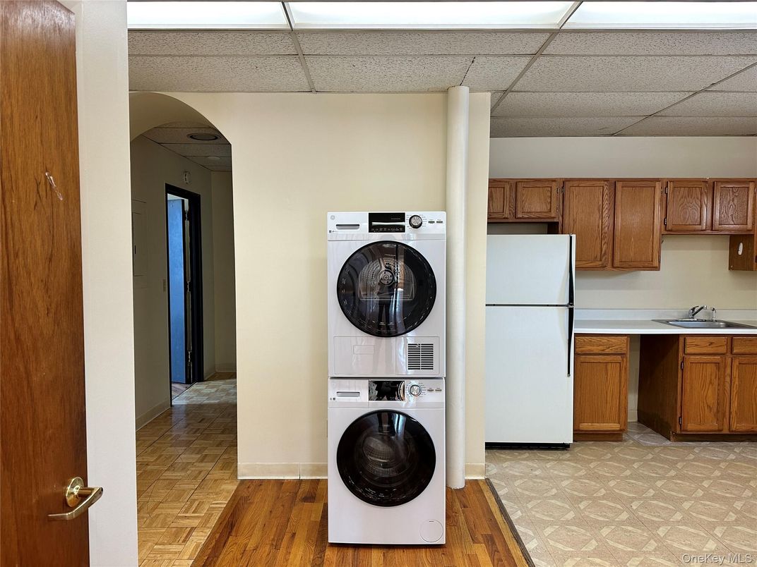 Interior, Kitchen, Utility Closets, Washer, Wood Texture Flooring