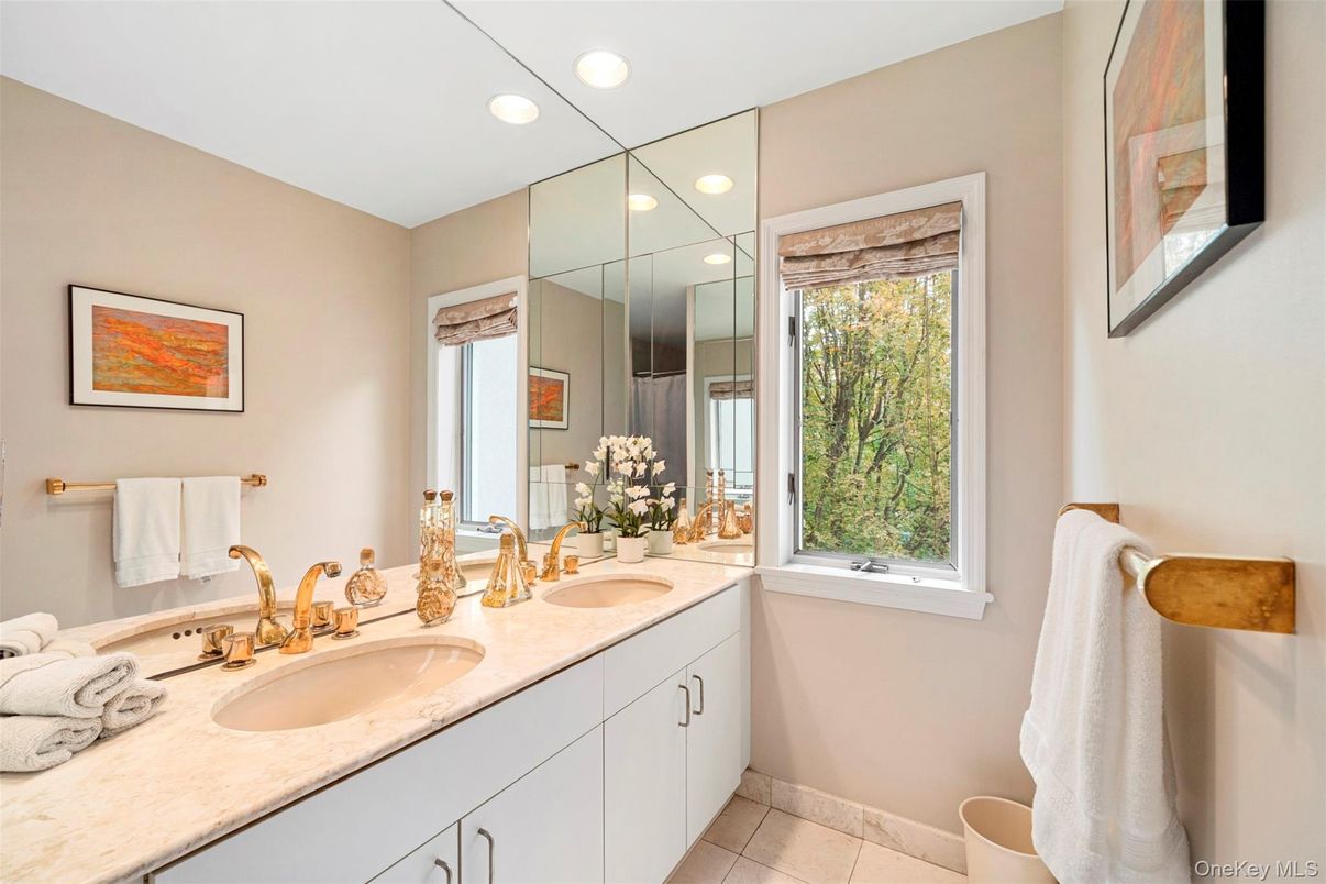 Bathroom, Dual Sink Vanities, Interior, Recessed Lighting