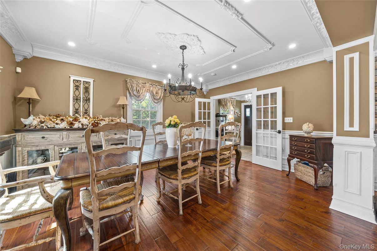 Chandelier, Dining room, Interior, Recessed Lighting, Wood Texture Flooring