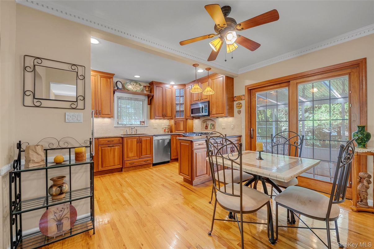 Dining room, Interior, Kitchen, Recessed Lighting, Wood Texture Flooring