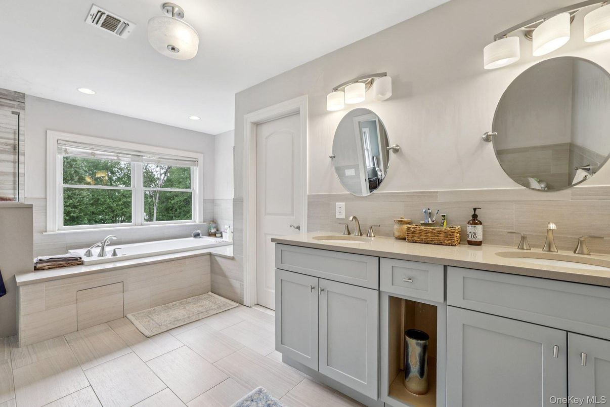 Bathroom, Dual Sink Vanities, Interior, Recessed Lighting