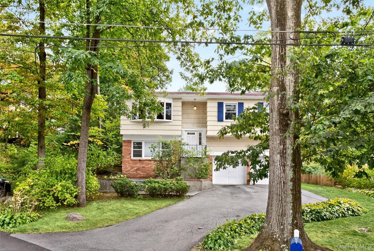 Attached, Exterior, Facade, Brick Facade, Raised Ranch