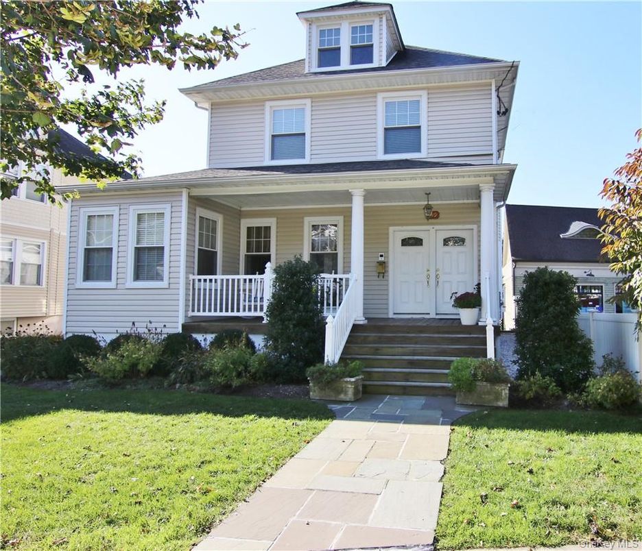 Exterior, Facade, American Foursquare
