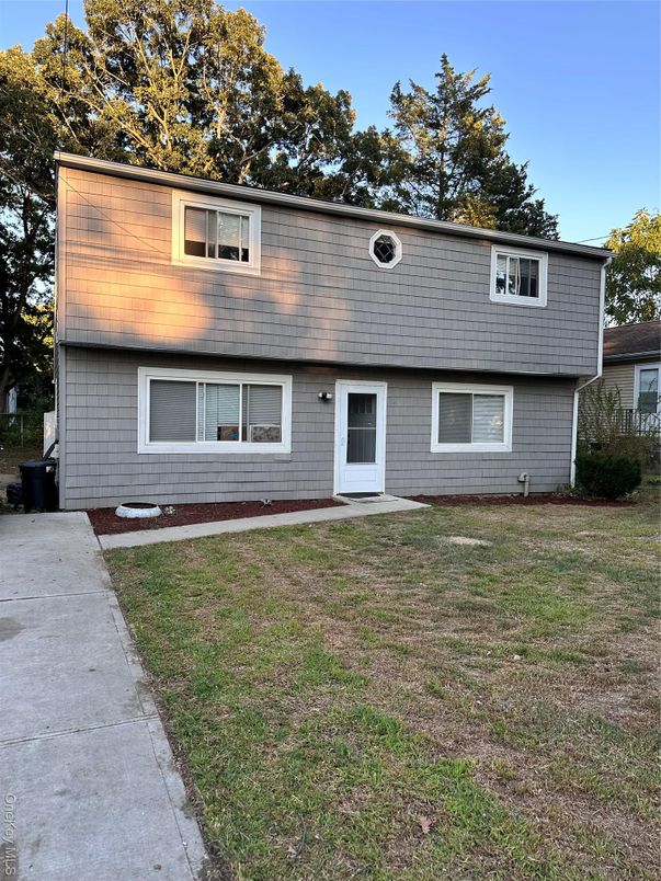 Exterior, Facade, Split Level