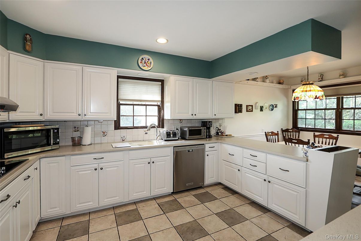 Dining room, Interior, Kitchen, Recessed Lighting, Stainless Steel Appliances