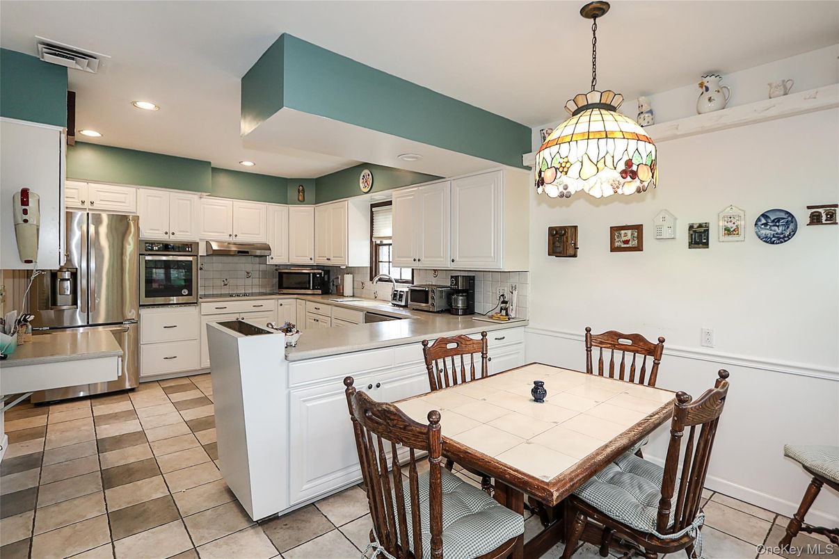 Dining room, Interior, Kitchen, Pendant Lights, Recessed Lighting, Stainless Steel Appliances