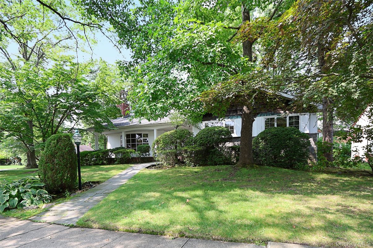 Exterior, Facade, Ranch