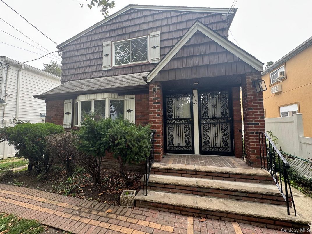 Exterior, Facade, Brick Facade, American Craftsman