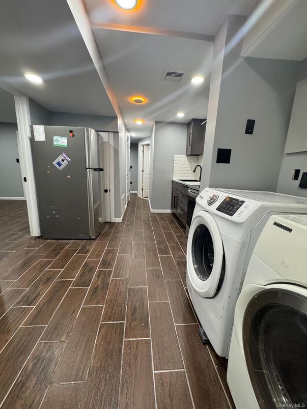 Interior, Recessed Lighting, Washer, Wood Texture Flooring