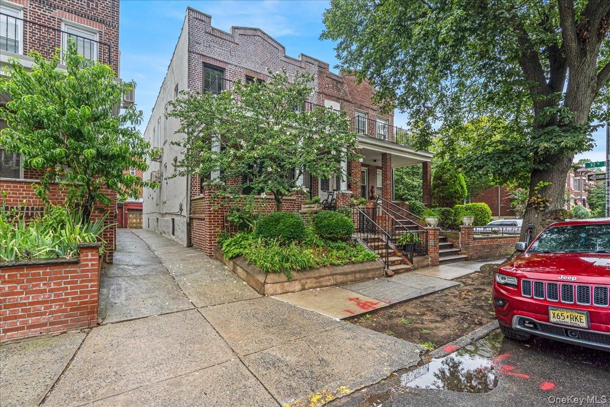 Exterior, Facade, Brick Facade, Rowhouse
