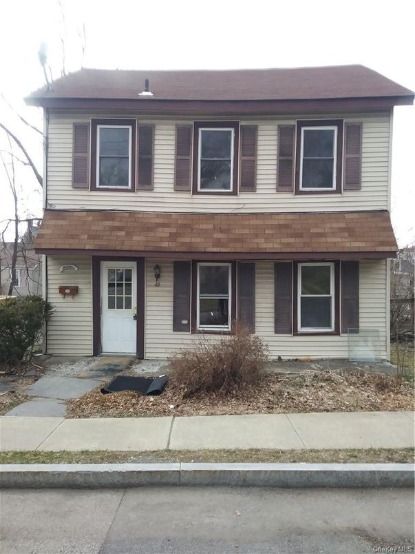 Exterior, Facade, Split Level