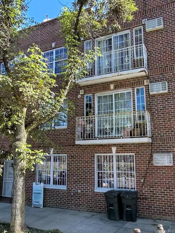 Exterior, Facade, Brick Facade, Rowhouse