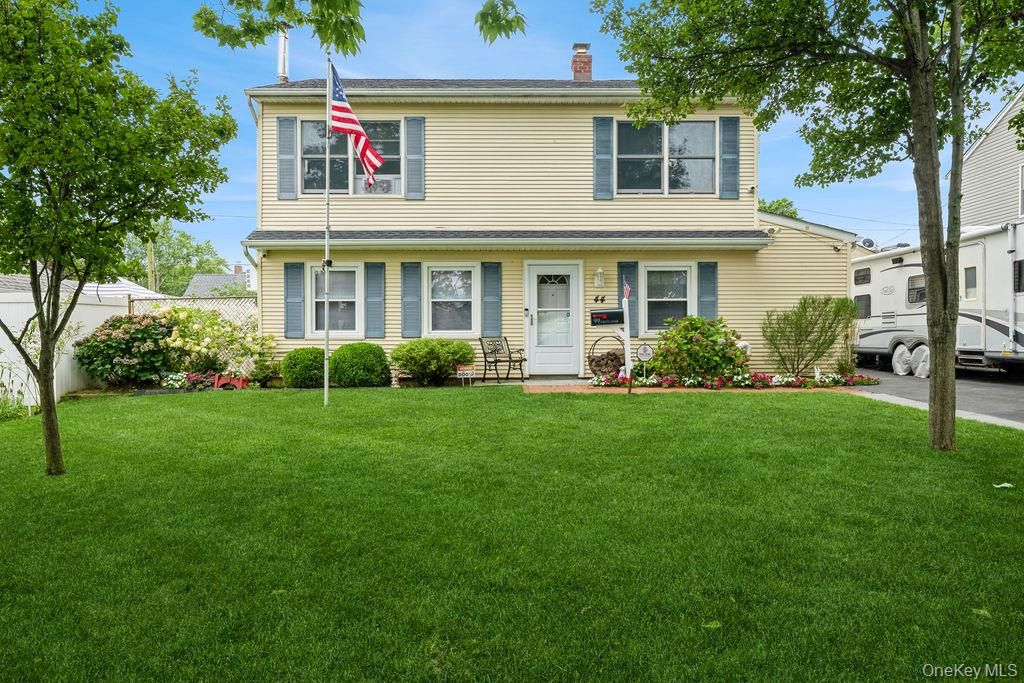 Exterior, Facade, American Foursquare