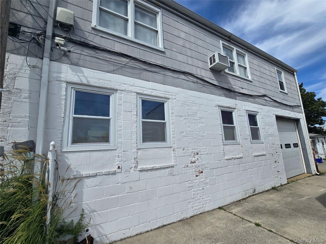 Attached, Exterior, Facade, None
