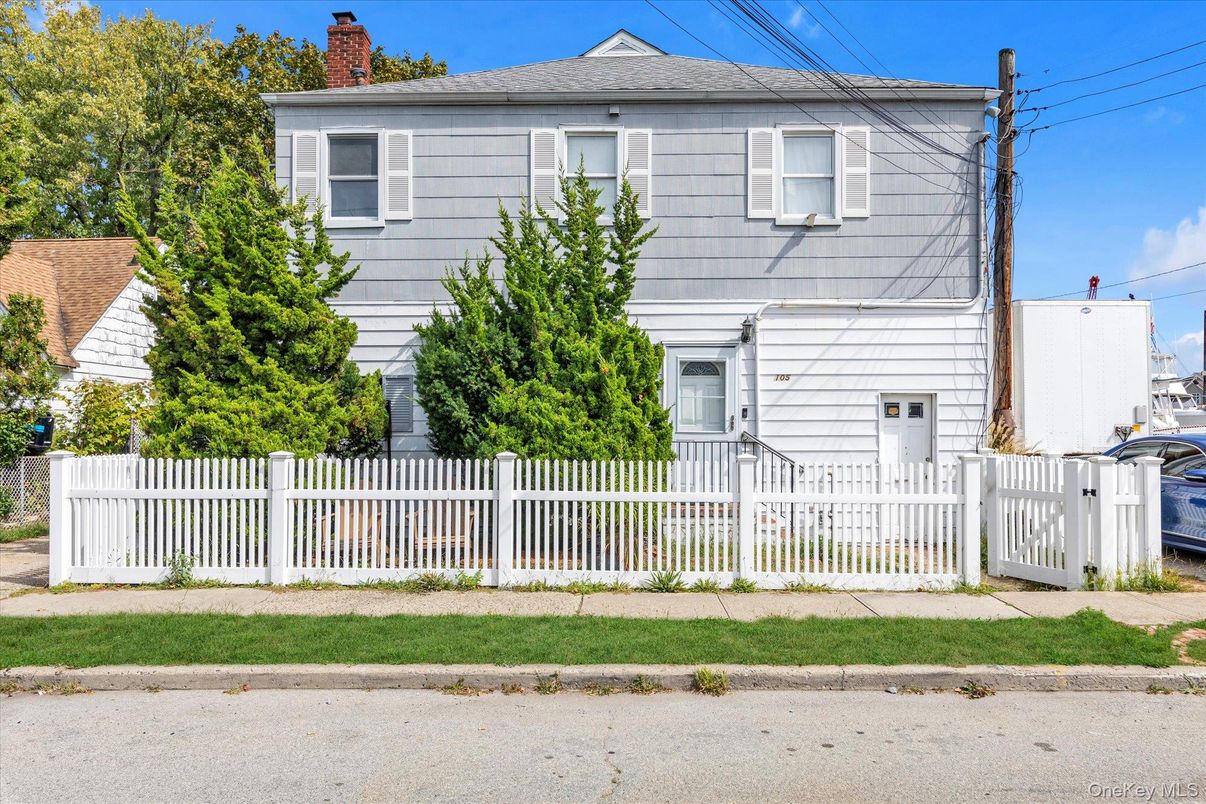 Exterior, Facade, American Foursquare