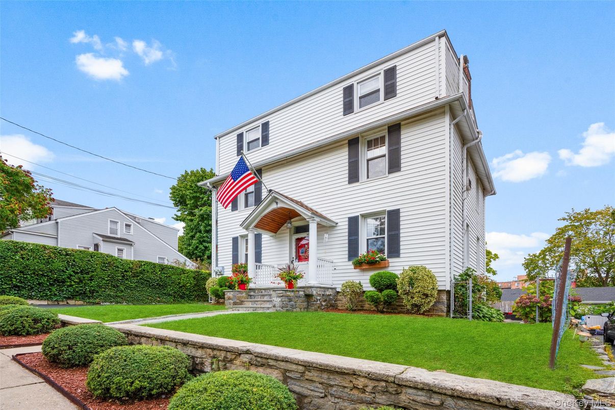Exterior, Facade, American Foursquare