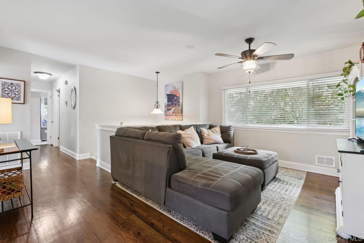 Interior, Living room, Pendant Lights, Wood Texture Flooring