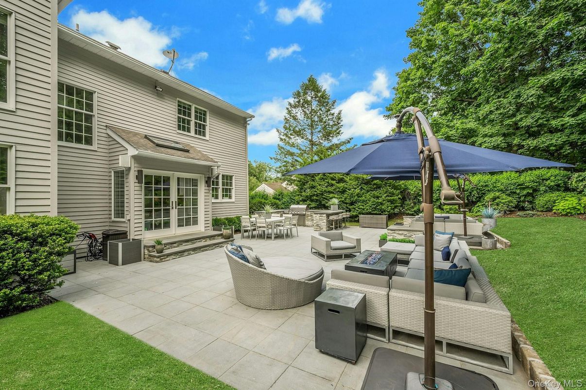 Backyard, Exterior, Outdoor Kitchen