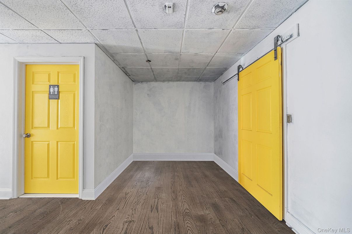 Empty room, Interior