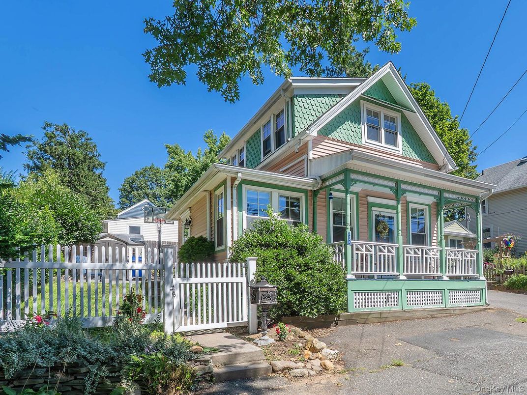 Exterior, Facade, Queen Anne Victorian
