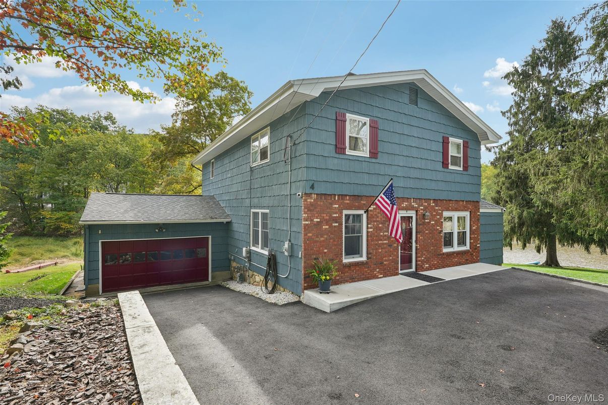 Attached, Exterior, Facade, Brick Facade, Split Level