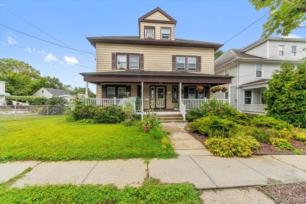Exterior, Facade, American Foursquare