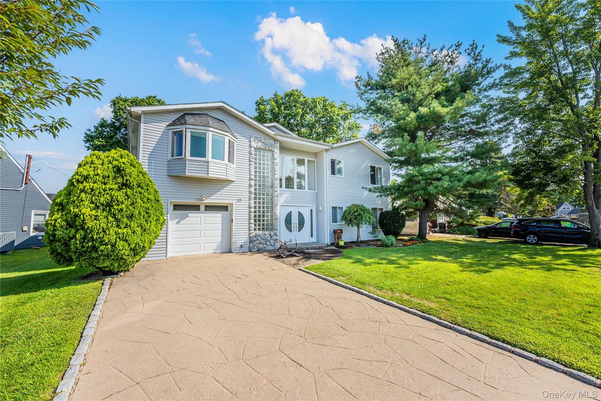 Attached, Exterior, Facade, Raised Ranch