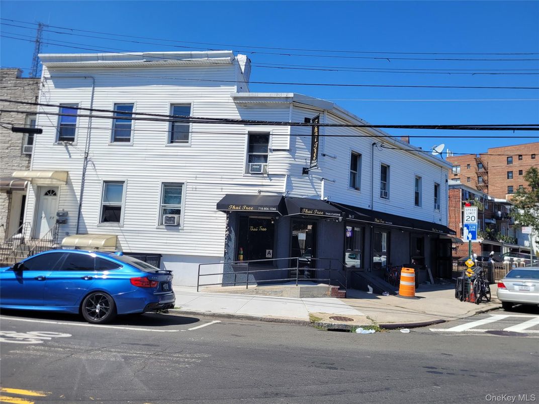 Exterior, Facade, Rowhouse