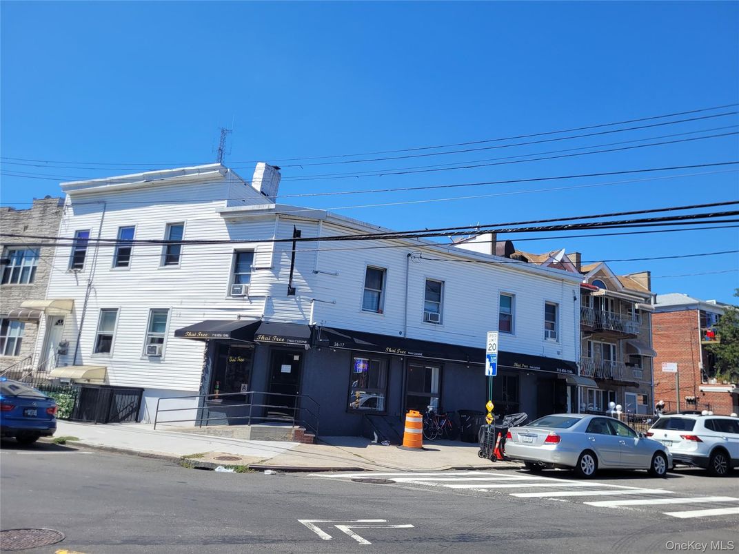 Exterior, Facade, Rowhouse