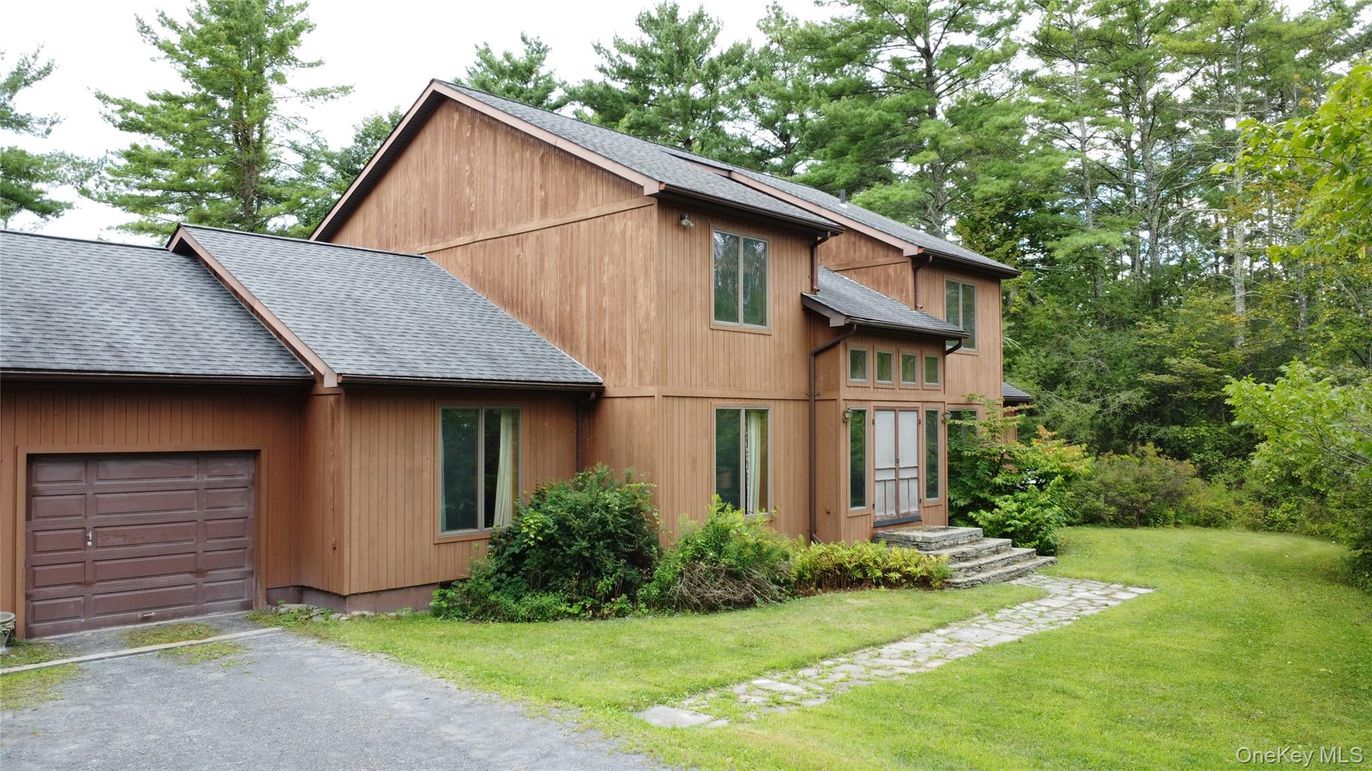Attached, Backyard, Exterior, Facade, Modern