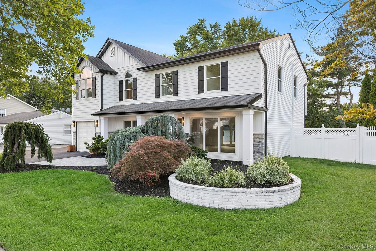 Attached, Exterior, Facade, Farmhouse