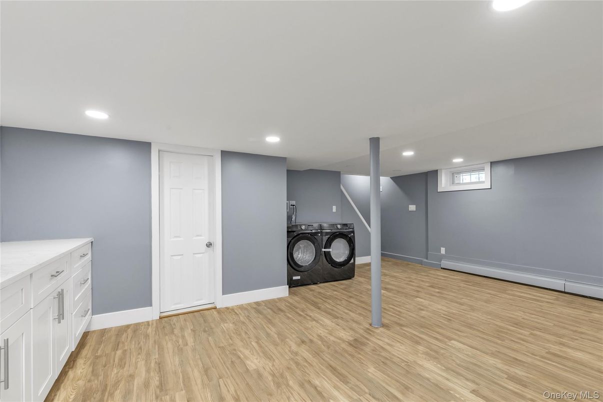 Interior, Recessed Lighting, Washer, Wood Texture Flooring