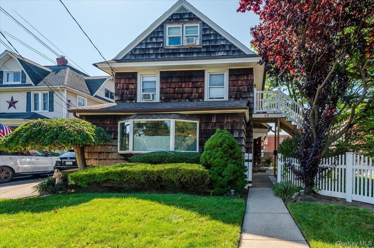 Exterior, Facade, Queen Anne Victorian