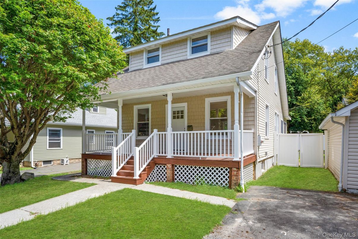 Exterior, Facade, American Foursquare