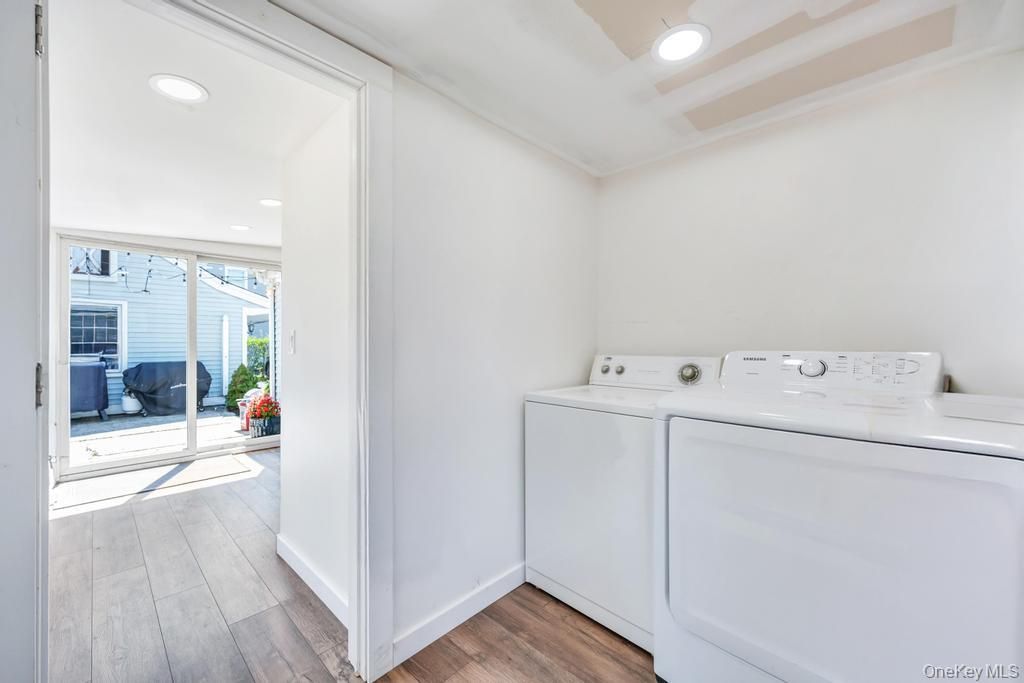 Interior, Recessed Lighting, Washer, Wood Texture Flooring