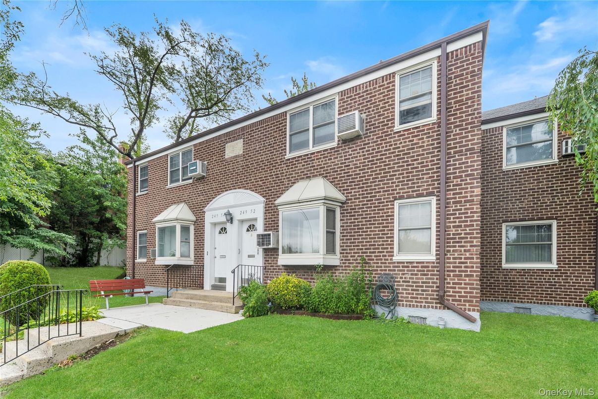 Exterior, Facade, Brick Facade, Georgian