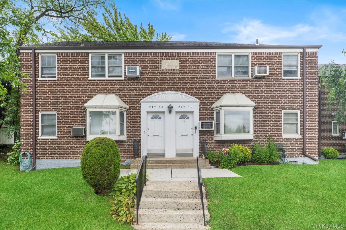 Exterior, Facade, Brick Facade, Georgian