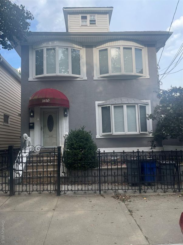 Exterior, Facade, American Foursquare