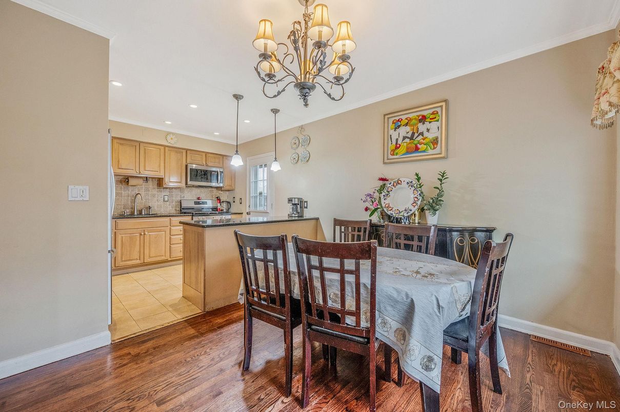 Chandelier, Dining room, Interior, Kitchen, Pendant Lights, Recessed Lighting, Wood Texture Flooring