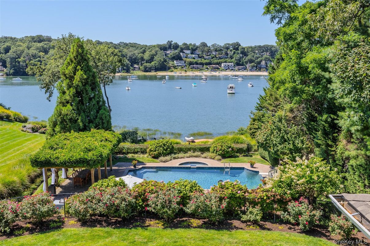 Exterior, Pool, Water