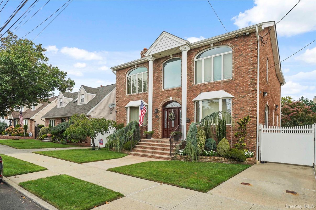 Exterior, Facade, Brick Facade, Rowhouse