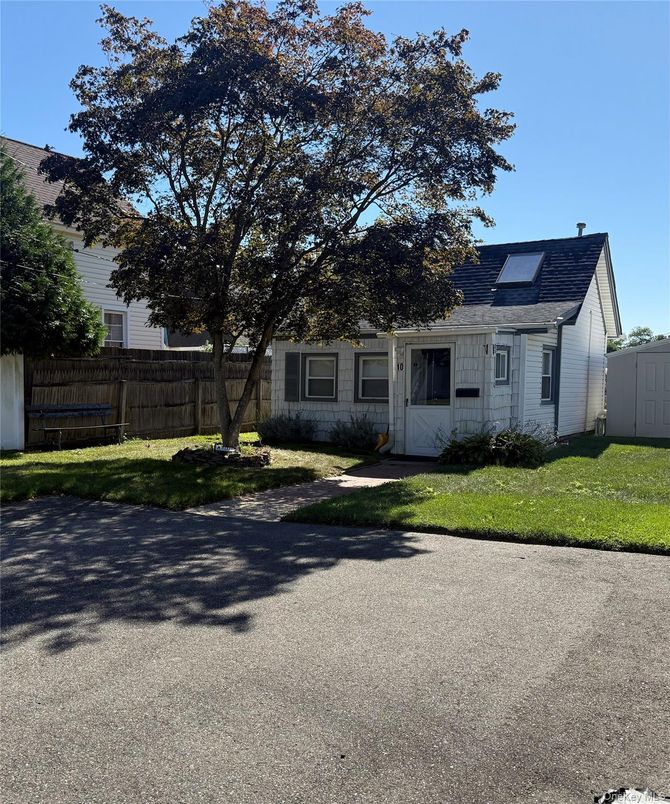 Exterior, Facade, Cape Cod
