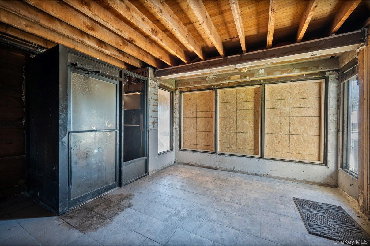 Empty room, Interior, Wooden Beams, Wooden Ceilings