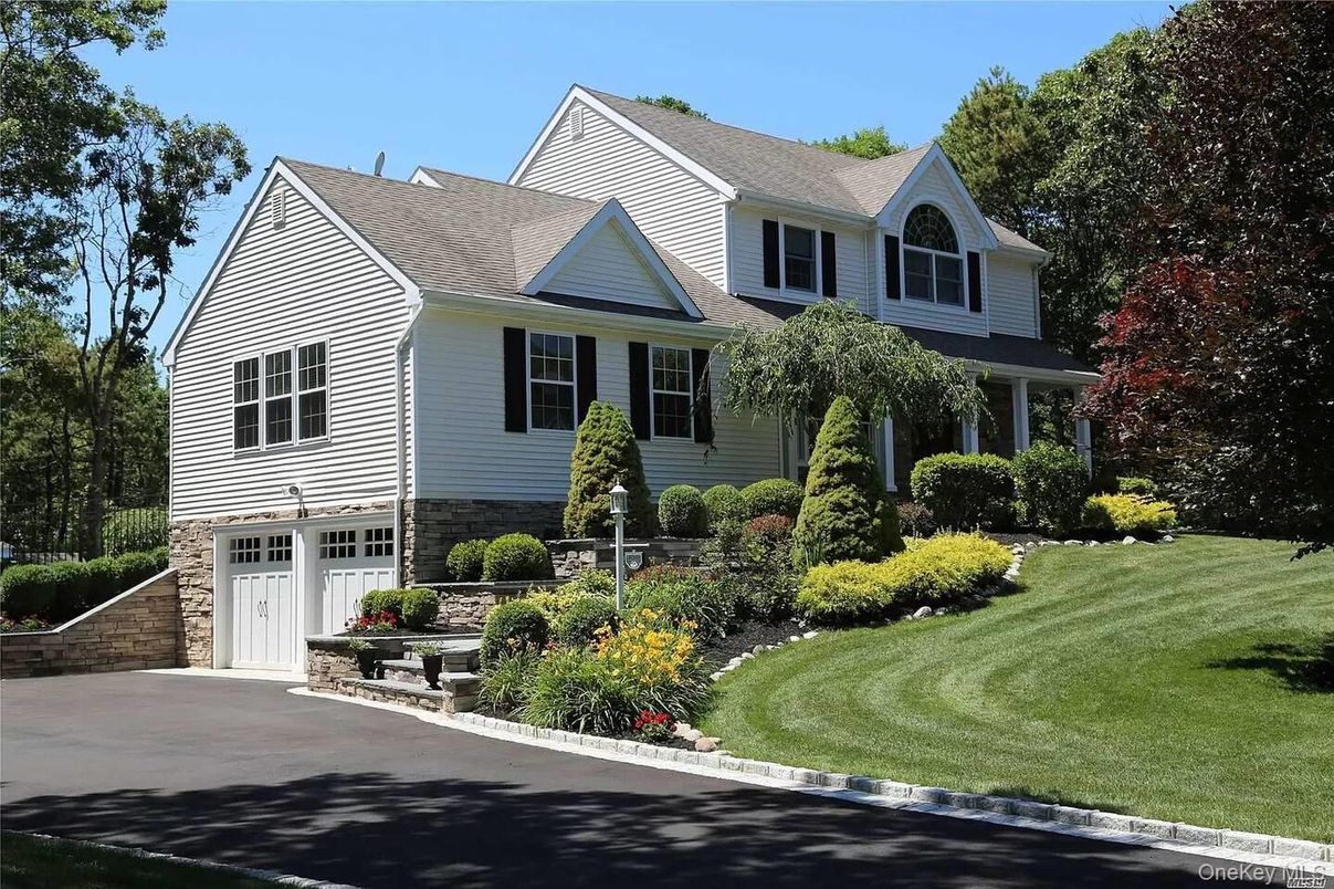 Attached, Exterior, Facade, Farmhouse