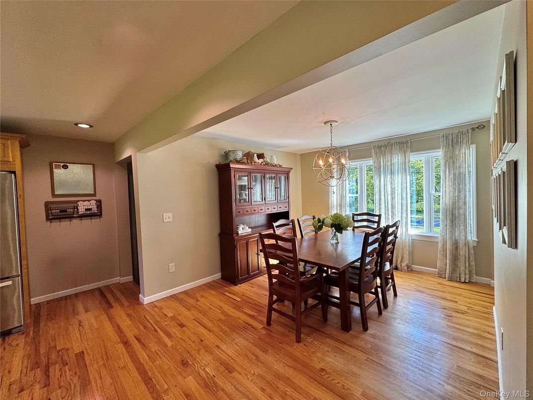 Chandelier, Dining room, Interior, Recessed Lighting, Wood Texture Flooring